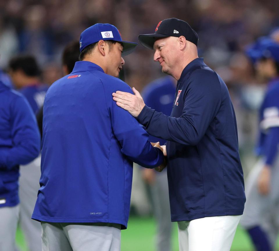 試合後、健闘をたたえ合う台湾・曾豪駒監督（左）とチェコ・パベル・ハジム監督（撮影・伊藤笙子）