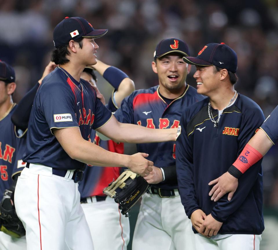 試合後の整列で前に出されるのを嫌がり、山本（右）にお願いする大谷（撮影・伊藤笙子）