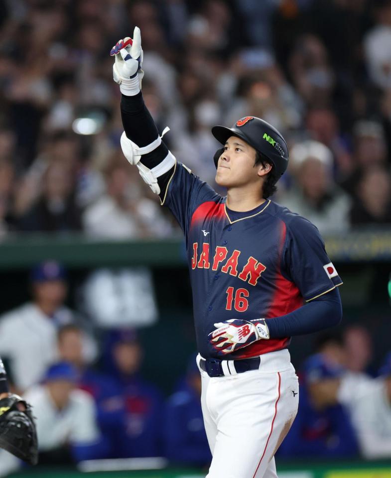 ２回、右越え満塁本塁打を放ち、右手を突き上げる大谷＝６日