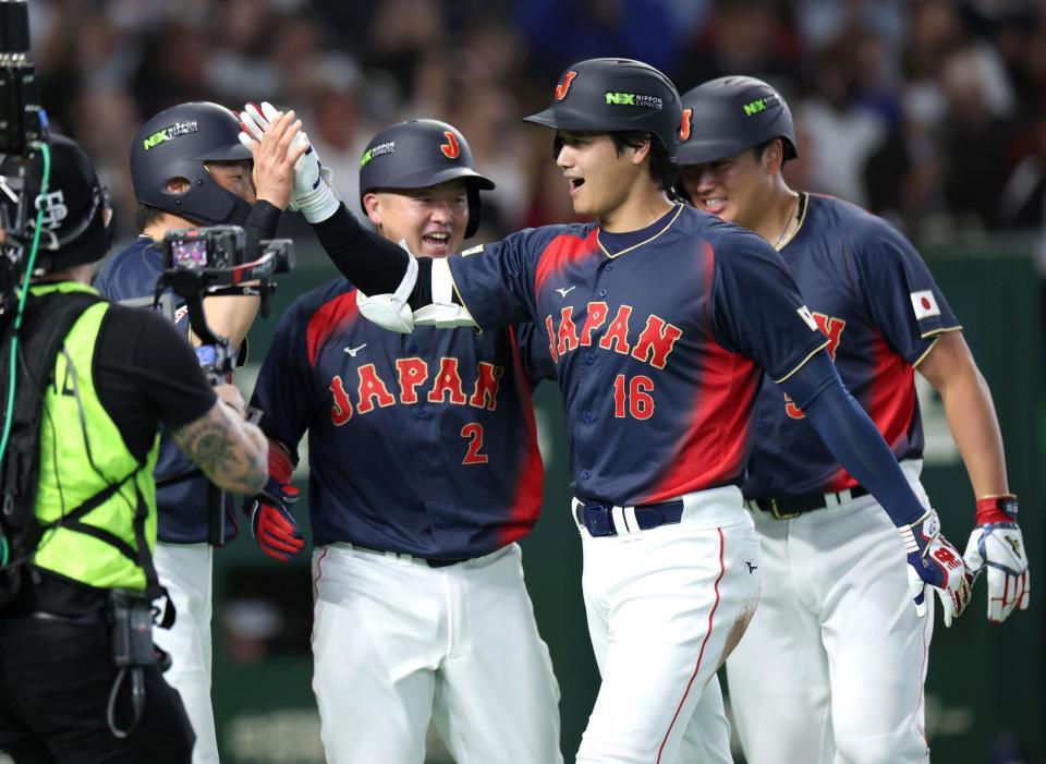 ２回、右越え満塁本塁打を放ち、（奥左から）源田、牧、村上宗隆に迎えられる大谷（手前）＝６日