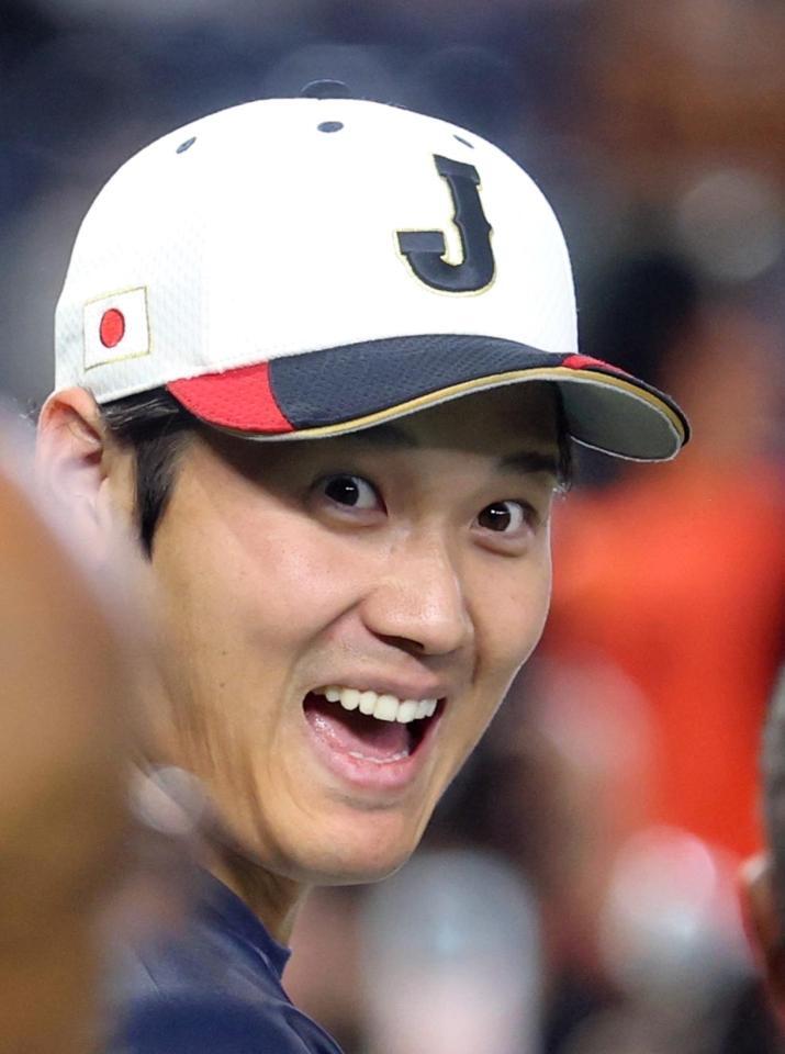 打撃練習中に明るい表情を見せる大谷