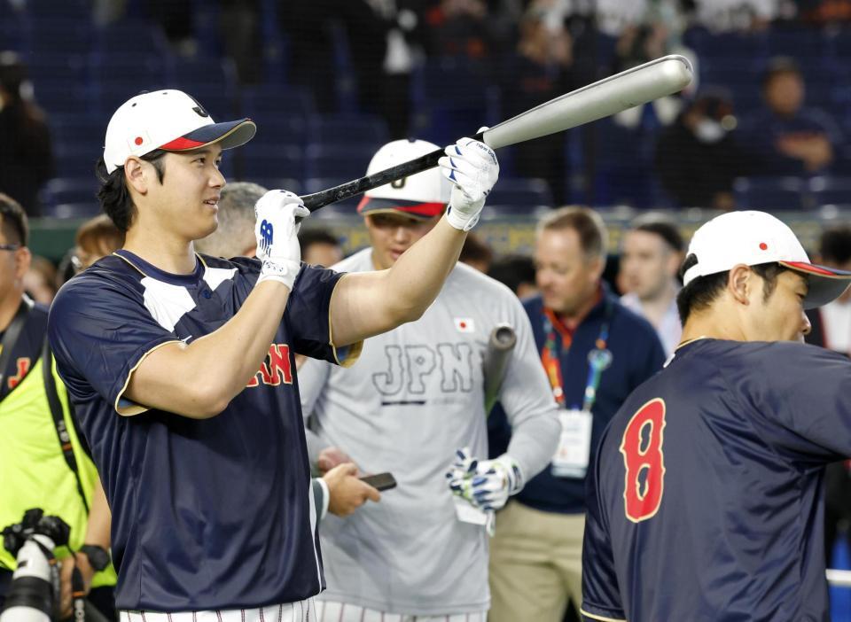 　バットを手にする大谷