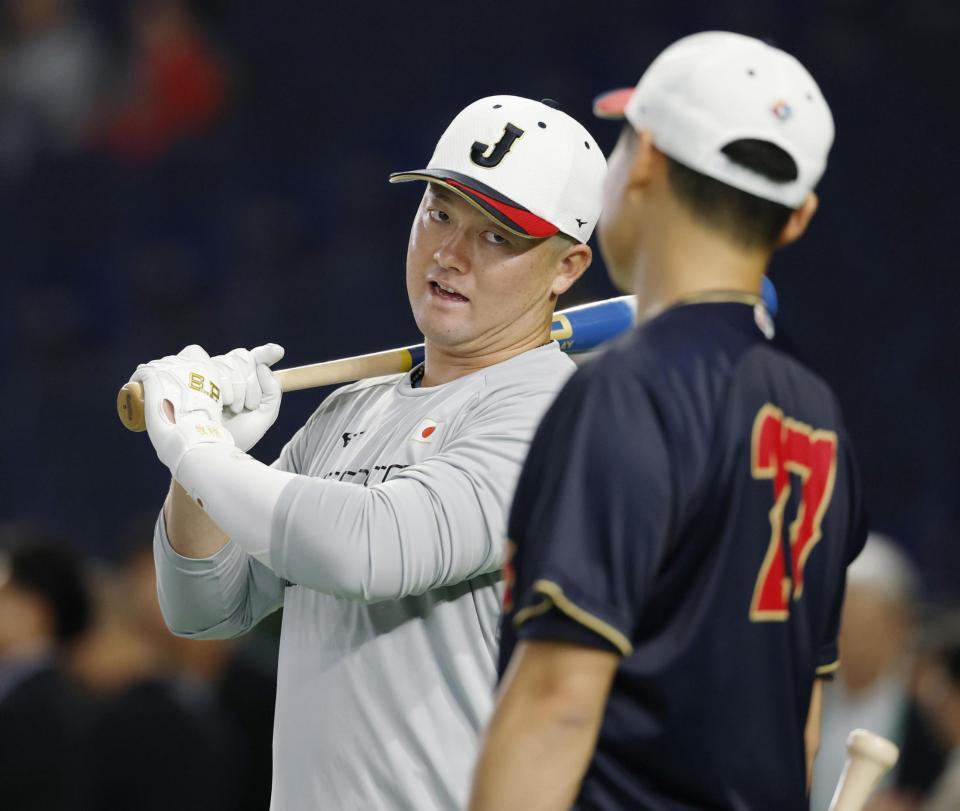 　練習で中村悠（右）と言葉を交わす牧