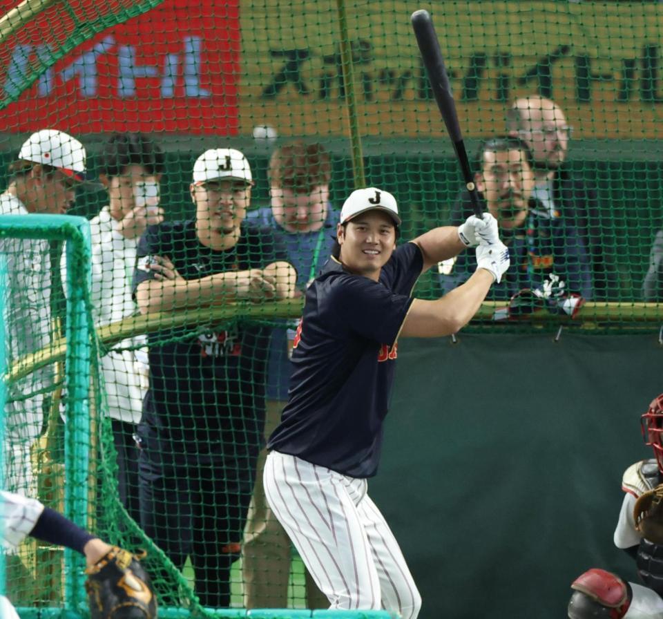 打撃練習の大谷と佐藤（撮影・金田祐二）