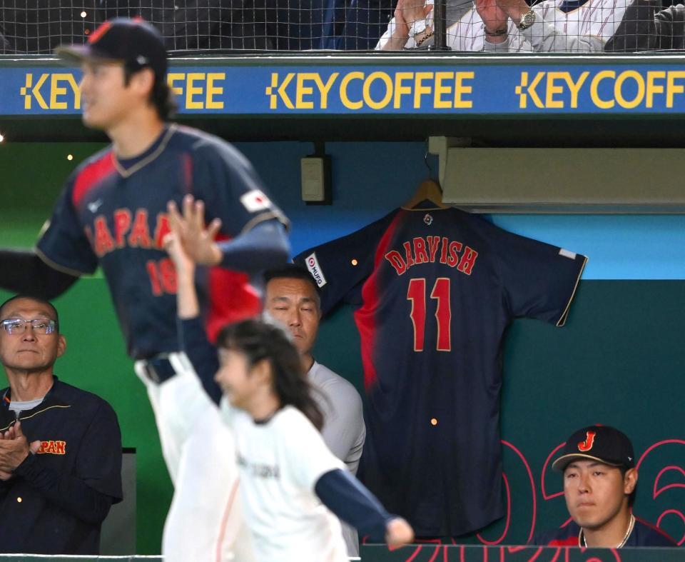ベンチにかかげられたダルビッシュのユニホーム。手前左は大谷（撮影・堀内翔）