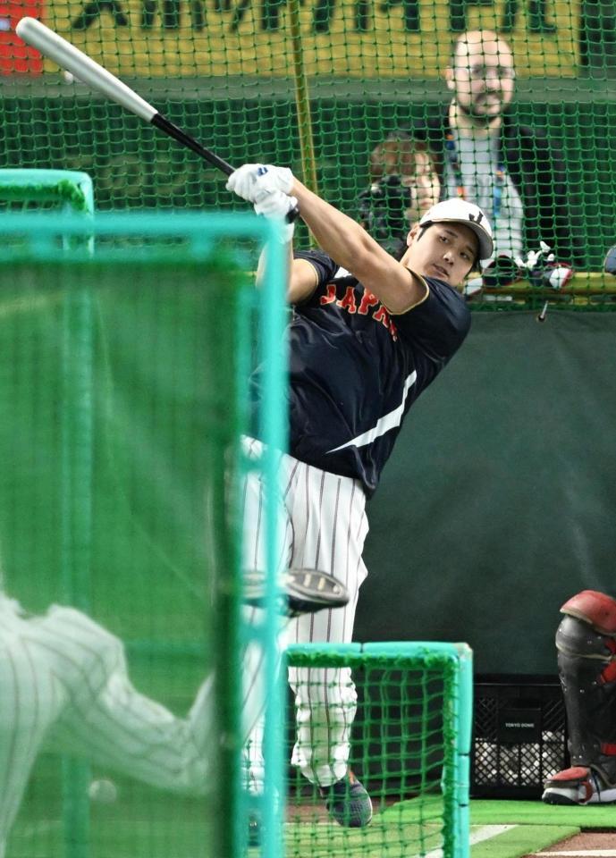 試合前、打撃練習する大谷