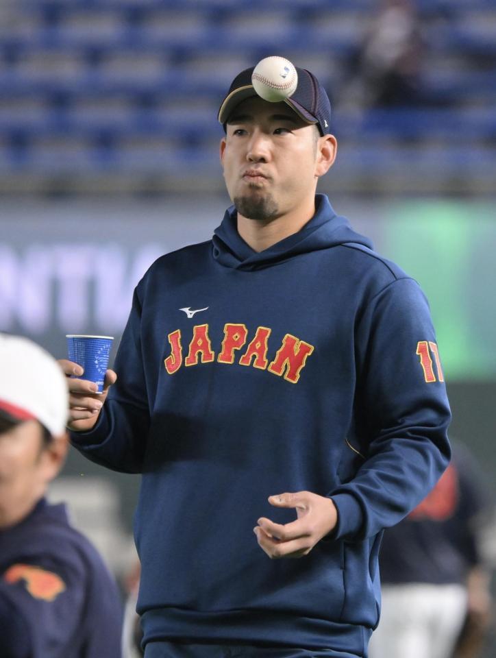 コーヒーを手にグラウンドに姿を見せた菊池（撮影・伊藤笙子）