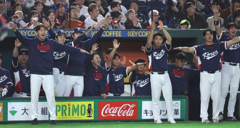 １回、韓国・李政厚の適時打で先制し、喜ぶ韓国ナイン（撮影・伊藤笙子）
