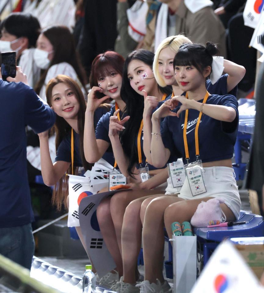 スタンドで声援を送る韓国チア（撮影・金田祐二）