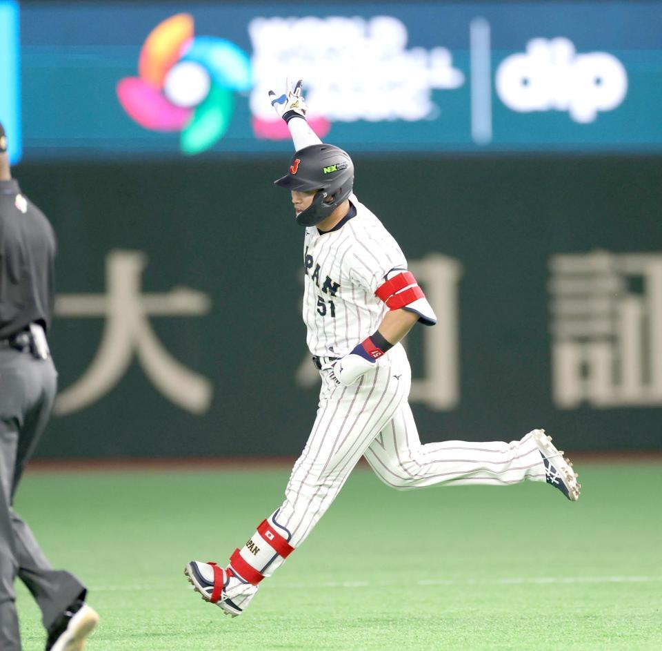 １回、２ランを放ち、手を上げながら二塁へ向かう鈴木（撮影・西岡正）