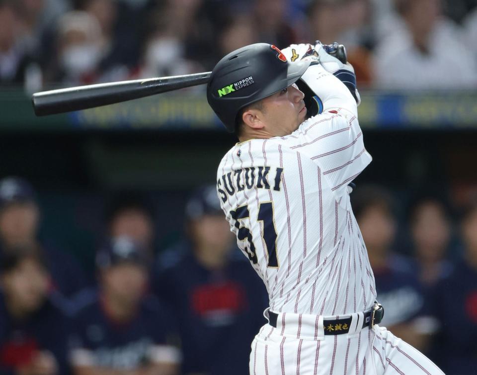 １回、右中間へ２ランを放つ鈴木（撮影・伊藤笙子）