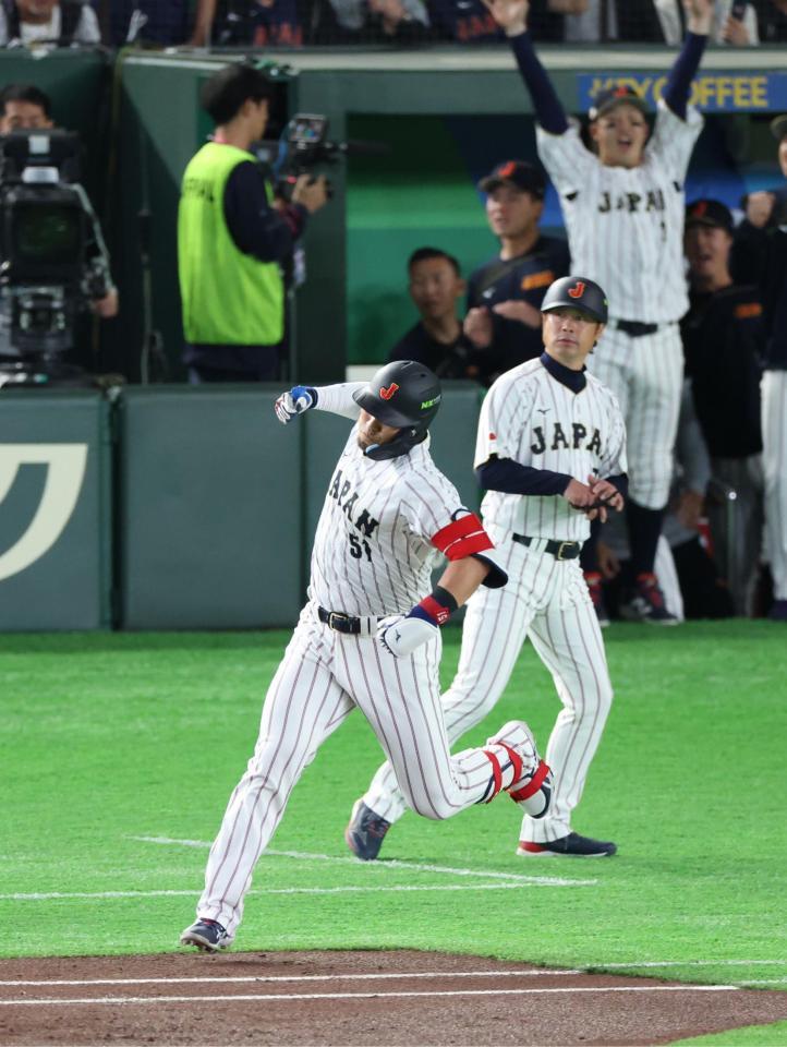 １回、２ランを放ち喜ぶ鈴木（撮影・金田祐二）