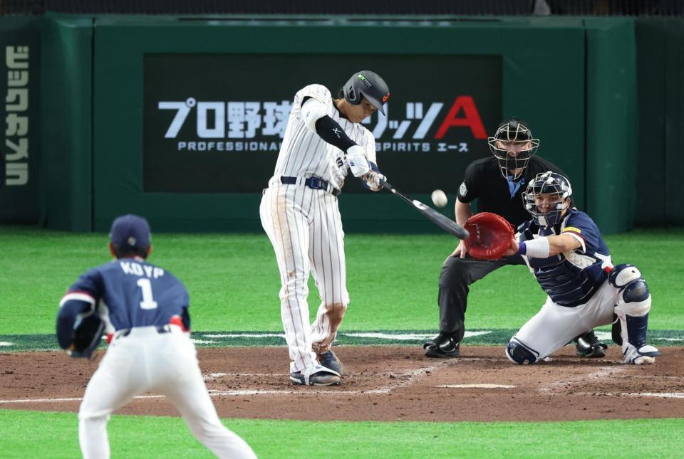 ３回、同点ソロを放つ大谷（撮影・金田祐二）