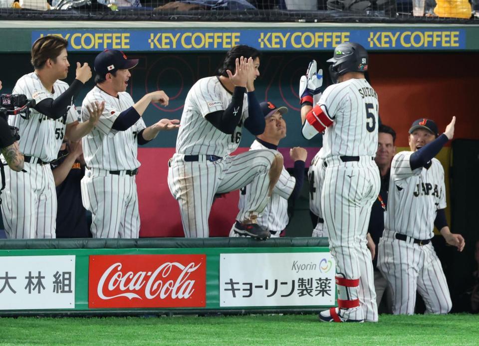 ３回、勝ち越しソロを放った鈴木を迎える大谷ら（撮影・金田祐二）