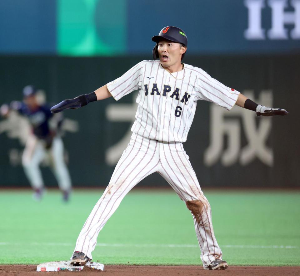 ４回、二盗を仕掛けるもアウトの判定に驚く源田（撮影・伊藤笙子）