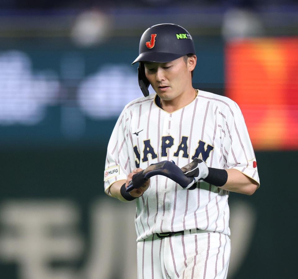 ４回、二盗を仕掛けるもアウトになり、うつむく源田（撮影・伊藤笙子）