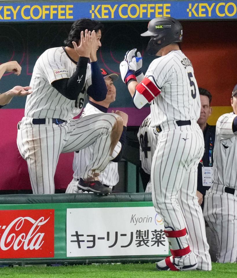 　３回、２打席連続の本塁打を放ち、ベンチで大谷（左）に迎えられる鈴木