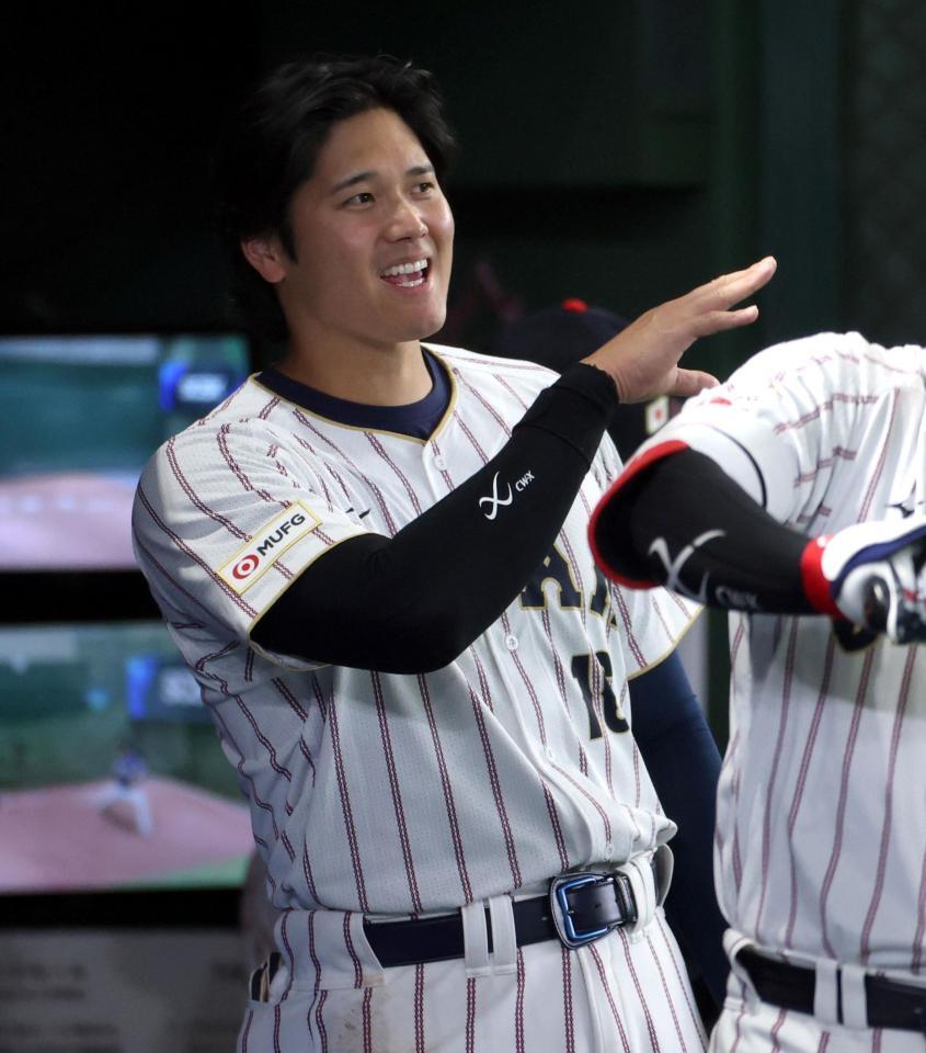 ６回の攻撃前、ベンチ内の選手にハッパを掛ける大谷（撮影・伊藤笙子）