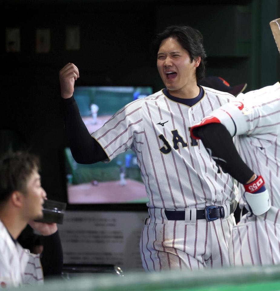 ６回の攻撃前、ベンチ内の選手にハッパを掛ける大谷（撮影・伊藤笙子）