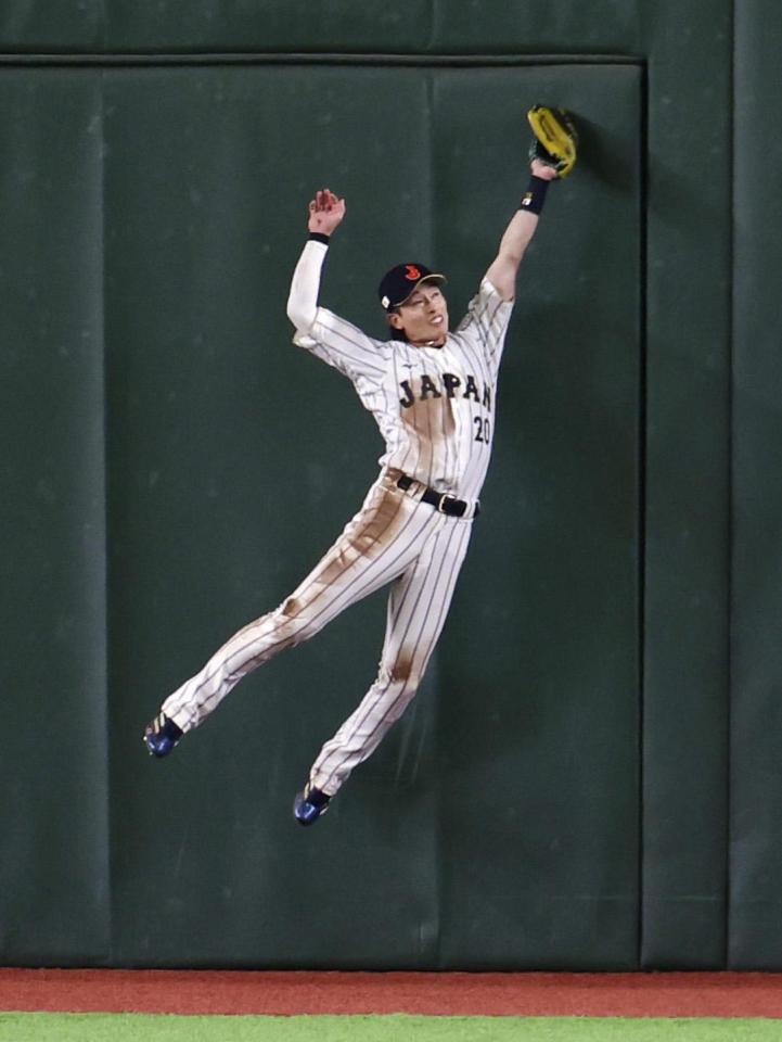 　９回、ジョーンズの飛球を好捕する中堅手周東