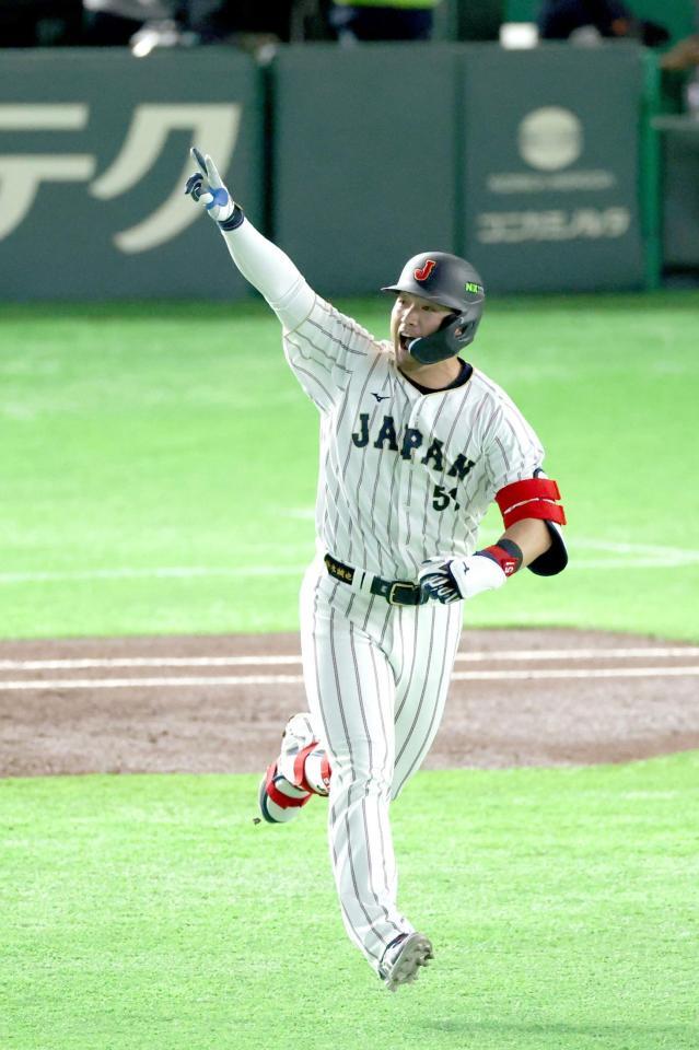 １回、２ランを放ち喜ぶ鈴木（撮影・金田祐二）