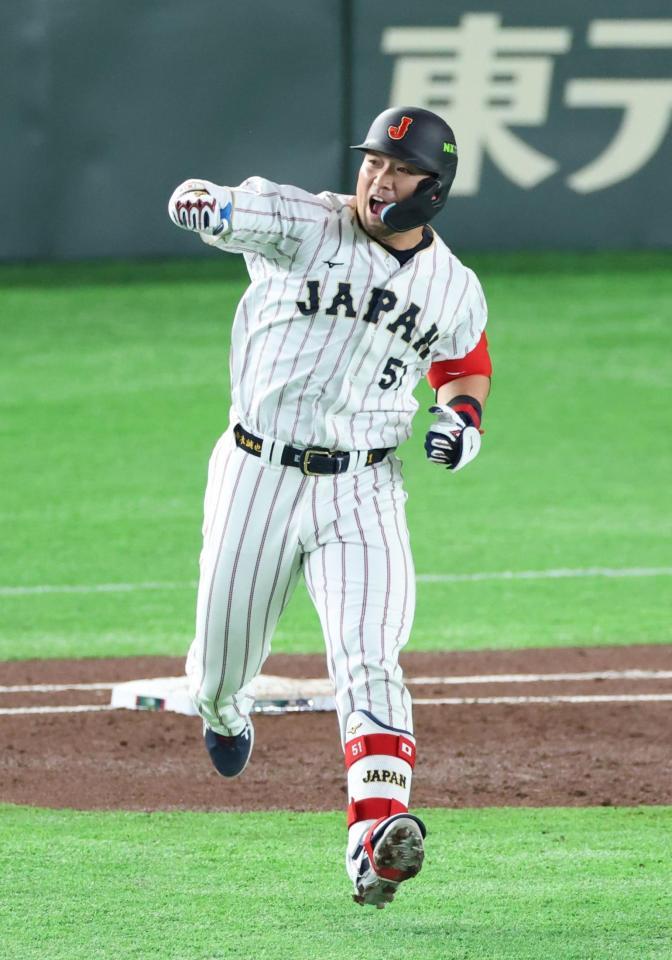 １回、２ランを放ち喜ぶ鈴木（撮影・金田祐二）