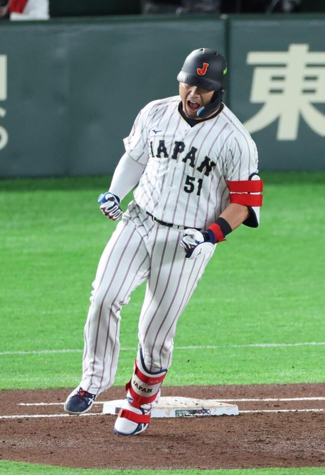 １回、２ランを放ち喜ぶ鈴木（撮影・金田祐二）