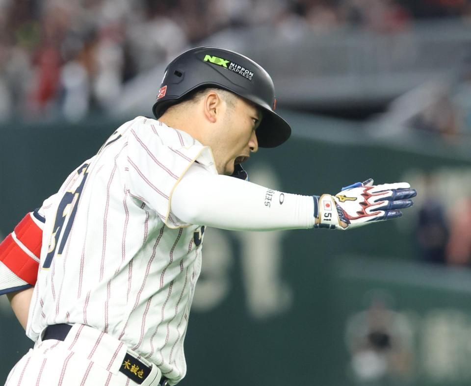 １回裏、２点本塁打を放ち塁を回る鈴木