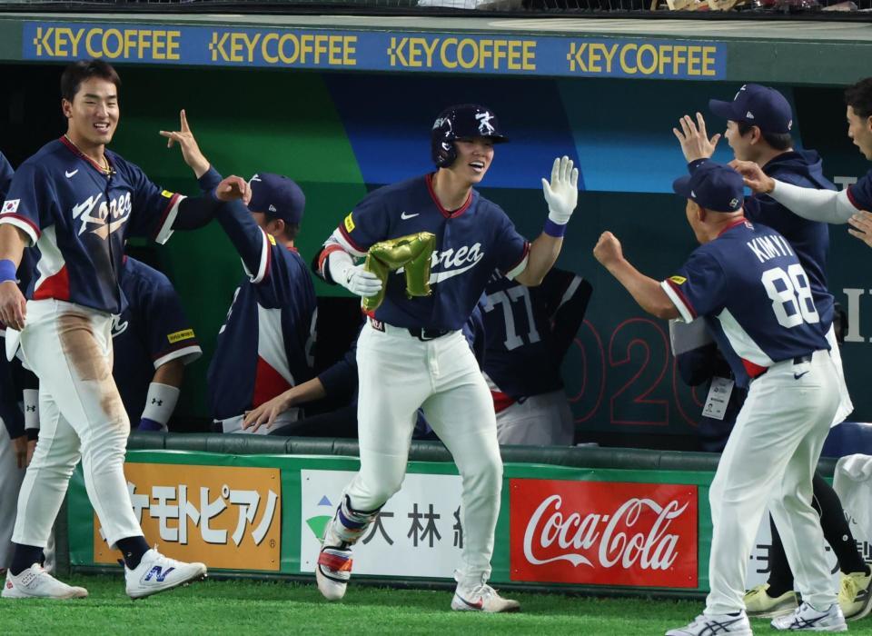 ４回、同点２ランを放ちナインに迎えられる韓国・金慧成（撮影・金田祐二）