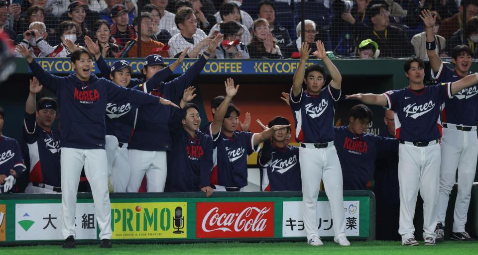 １回、韓国・李政厚の適時打で先制し、喜ぶ韓国ナイン（撮影・伊藤笙子）