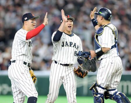 　勝利後、佐藤輝（左）らとタッチを交わす大勢