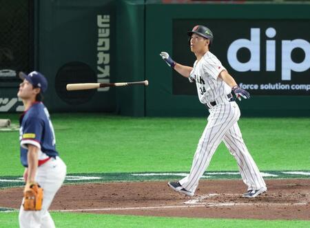 ３回、右越えソロを放つ吉田（撮影・金田祐二）