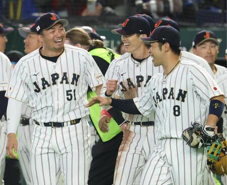 ７日の韓国戦に勝利し、笑顔を見せる（左から）鈴木、周東、近藤