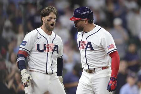 ５回、２ランを放ちハーパー（左）と喜ぶ米国のシュワバー（ゲッティ＝共同）