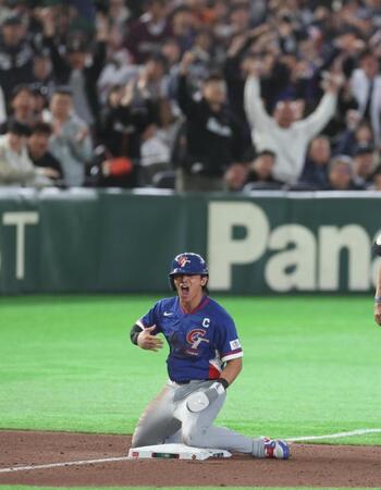 延長１０回、バントで三塁へ進塁し雄たけびをあげる代走・台湾・陳傑憲（撮影・金田祐二）