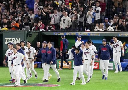 　延長10回タイブレークで台湾に敗れ、肩を落とす韓国の選手たち
