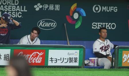 台湾に敗れ、ベンチでがっくりの金慧成とジャマイ・ジョーンズ（撮影・金田祐二）