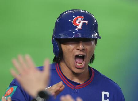 延長１０回、スクイズで決勝の生還しナインに迎えられる陳傑憲（撮影・金田祐二）