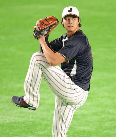 外野でキャッチボールする大谷（撮影・西岡正）