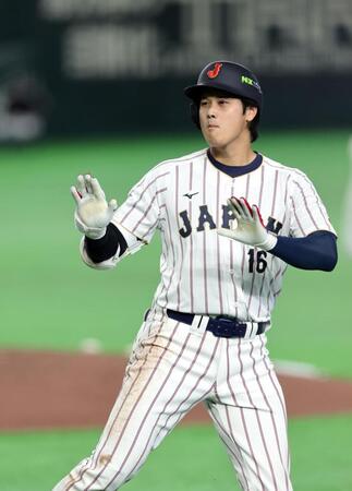 ３回裏、大谷が同点本塁打を放ちポーズする＝７日
