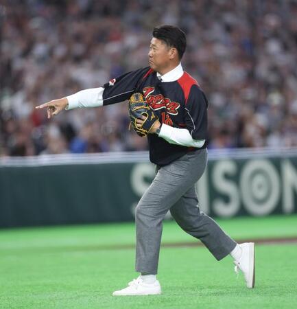 始球式で投げる松坂大輔氏（撮影・伊藤笙子）