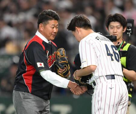 始球式を終えて捕手を務めた藤平（右）と握手する松坂大輔氏（撮影・堀内翔）