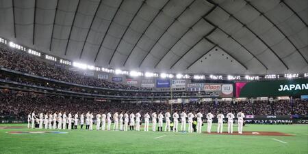 国歌斉唱する日本代表ナイン