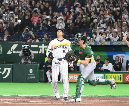 ４回、捕手のパーキンスが好送球で二走の牧をタッチアウトにする。チェンジとなり悔しがる大谷（撮影・堀内翔）