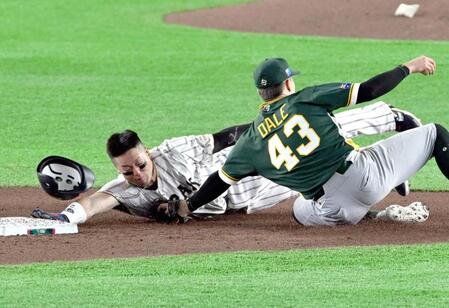 ４回、打者大谷のとき、二走牧（左）がけん制でアウトになる。遊撃手デール