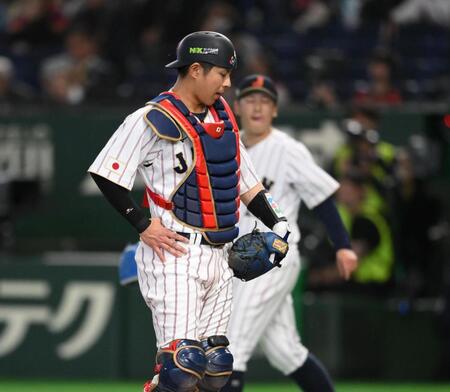 ６回、オーストラリアに先制を許して肩を落とす若月。後方は隅田（撮影・堀内翔）