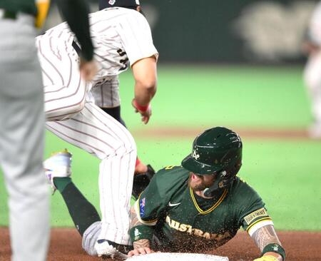 ６回、ホワイトフィールドが三盗を決めてその後生還する（撮影・堀内翔）