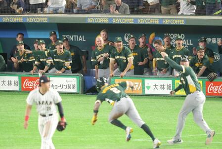 ６回、若月の送球エラーで先制し、喜ぶオーストラリアナイン（撮影・西岡正）