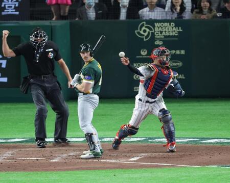 ６回、打者・ホールの時、三塁に送球もエラーとなり、オーストラリアに先制を許した若月（撮影・西岡正）