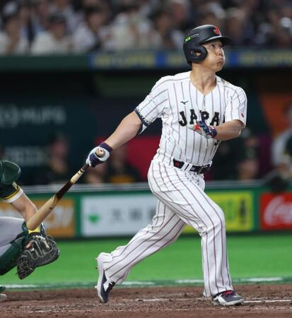 ７回、右中間へ逆転２ランを放つ吉田（撮影・伊藤笙子）